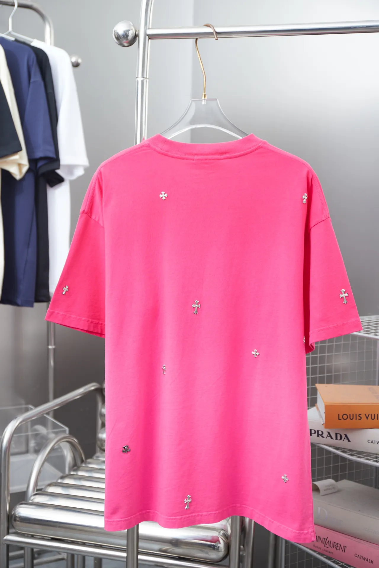 🅿️240 Chrome Hearte 25SS early spring new style Chrome Hearte short-sleeved hardware, light luxury, essential item for daily commuting for men and women, correct version, welcome to compare, detailed features · 280g 100% pure cotton double yarn jersey fabric · Custom dyeing in the same vat, special thickened 32 pieces double-strand 1X1 thread · Artificial hand arrangement of hardware positions + high temperature hot pressing. Ready-made garments are dyed. Then do the faded fried snowflake process, then wash with water to make it look old. General washing to improve the effect · Double-needle stitching across seams · Original main mark, washed tag, branded moisture-proof paper packaging Color: black/pink/blue Size: S/M/L/XL